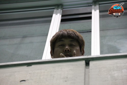 2층에서 야간훈련을 내려다보는 최준석